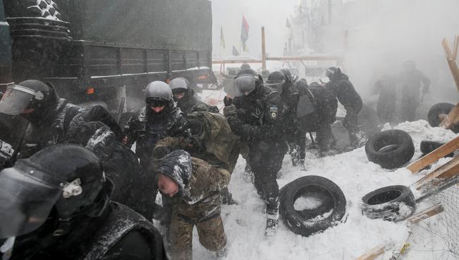 Сотрудники полиции и протестующие в палаточном городке у Верховной рады в Киеве, Украина. 3 марта 2018 Сотрудники полиции и протестующие в палаточном городке у Верховной рады в Киеве, Украина. 3 марта 2018