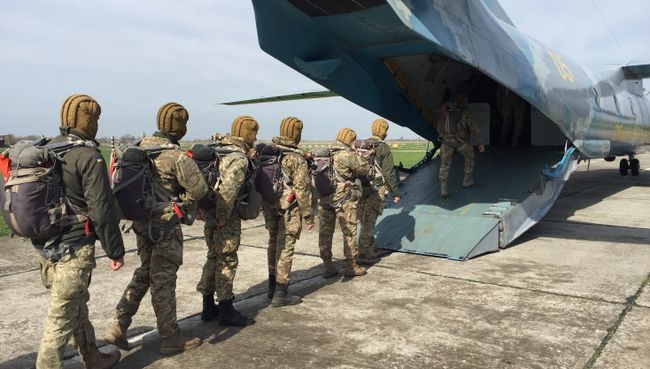 Украинские военнослужащие во время посадки в самолет. Архивное фото Украинские военнослужащие во время посадки в самолет. Архивное фото