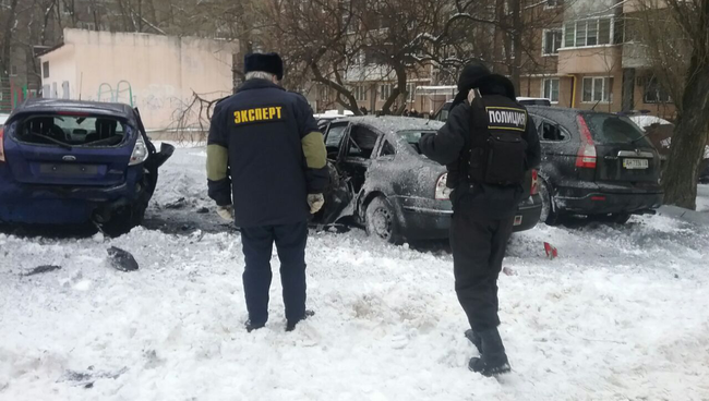 Сотрудники правоохранительных органов на месте взрыва в Донецке. 3 марта 2018 Сотрудники правоохранительных органов на месте взрыва в Донецке. 3 марта 2018