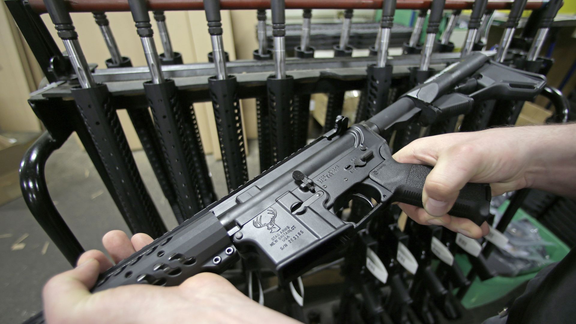 Поуавтоматическая штурмовая винтовка Colt AR-15 в одном из оружейных магазинов штата Коннектикут, США Поуавтоматическая штурмовая винтовка Colt AR-15 в одном из оружейных магазинов штата Коннектикут, США - РИА Новости, 1920, 23.07.2024