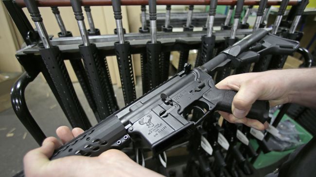 Поуавтоматическая штурмовая винтовка Colt AR-15 в одном из оружейных магазинов штата Коннектикут, США