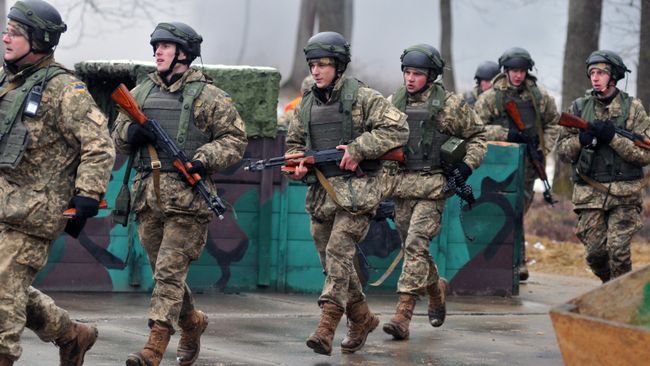 Украинские военнослужащие во время боевых учений на Яворовском полигоне в Львовской области. Архивное фото