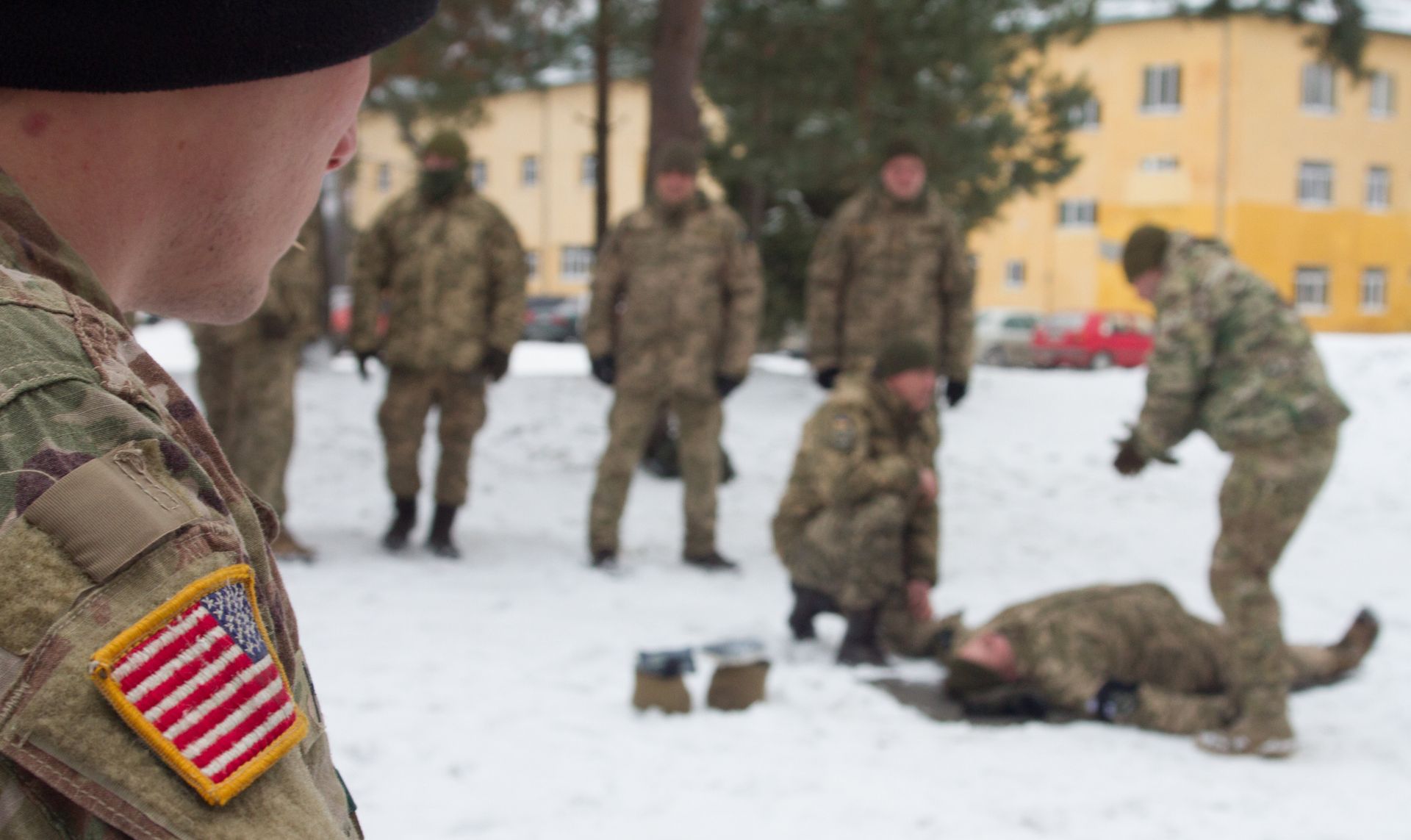 Американский военный наблюдает за тренировкой солдат ВСУ на Яворовском полигоне во Львовской области Американский военный наблюдает за тренировкой солдат ВСУ на Яворовском полигоне во Львовской области - РИА Новости, 1920, 06.10.2023