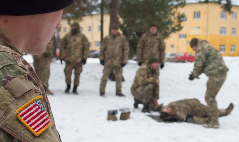 Американский военный наблюдает за тренировкой солдат ВСУ на Яворовском полигоне во Львовской области