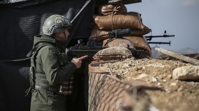 Военнослужащий турецкой армии на боевой позиции в Сирии Военнослужащий турецкой армии на боевой позиции в Сирии