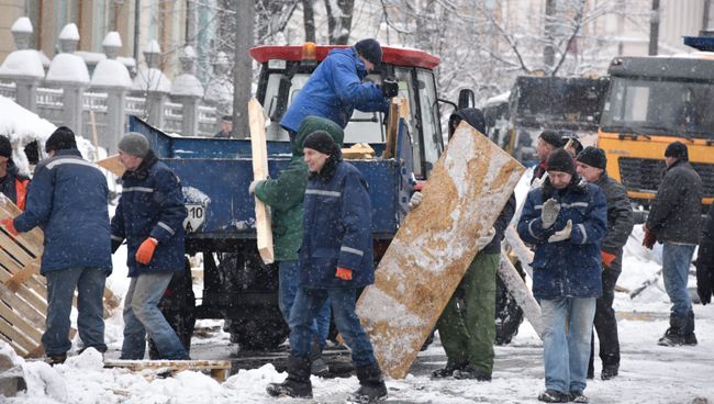 Полицейские задерживают протестующих в палаточном городке у Верховной Рады в Киеве. 3 марта 2018 Полицейские задерживают протестующих в палаточном городке у Верховной Рады в Киеве. 3 марта 2018