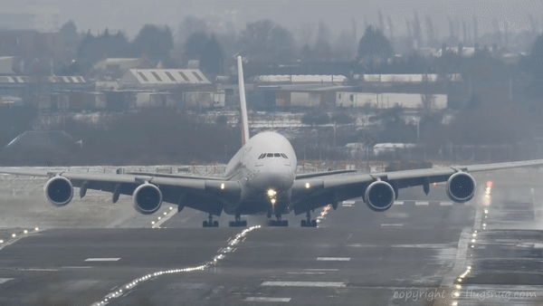 Посадка А380 в Бирмингеме в шторм Посадка А380 в Бирмингеме в шторм