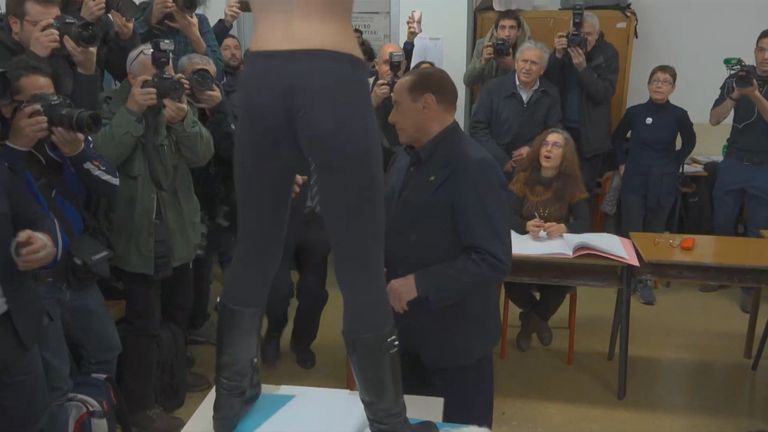 Активистка Femen атаковала Берлускони на избирательном участке в Милане Активистка Femen атаковала Берлускони на избирательном участке в Милане