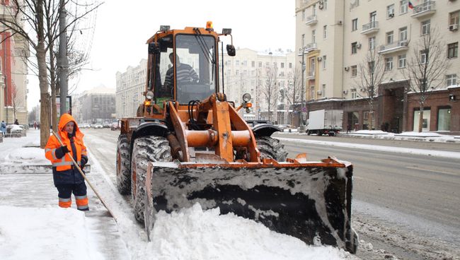 Сотрудники коммунальных служб убирают последствия снегопада на Тверской улице в Москве. Архивное фото Сотрудники коммунальных служб убирают последствия снегопада на Тверской улице в Москве. Архивное фото