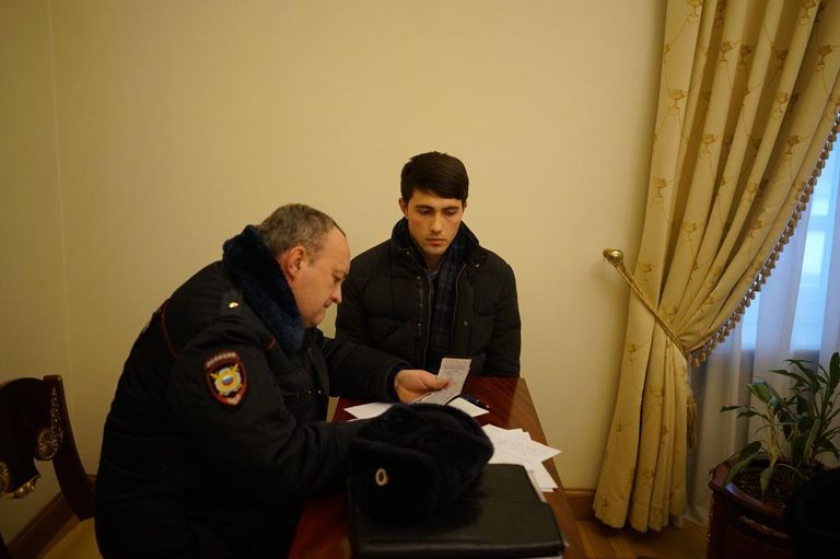 Мужчина, плеснувший водой в Ксению Собчак, в отделе полиции. 4 марта 2018 Мужчина, плеснувший водой в Ксению Собчак, в отделе полиции. 4 марта 2018
