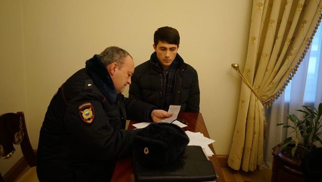 Мужчина, плеснувший водой в Ксению Собчак, в отделе полиции. 4 марта 2018 Мужчина, плеснувший водой в Ксению Собчак, в отделе полиции. 4 марта 2018
