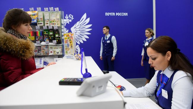 Сотрудники и посетители отделения Почты России в Московском международном деловом центре Москва-Сити. Архивное фото Сотрудники и посетители отделения Почты России в Московском международном деловом центре Москва-Сити. Архивное фото