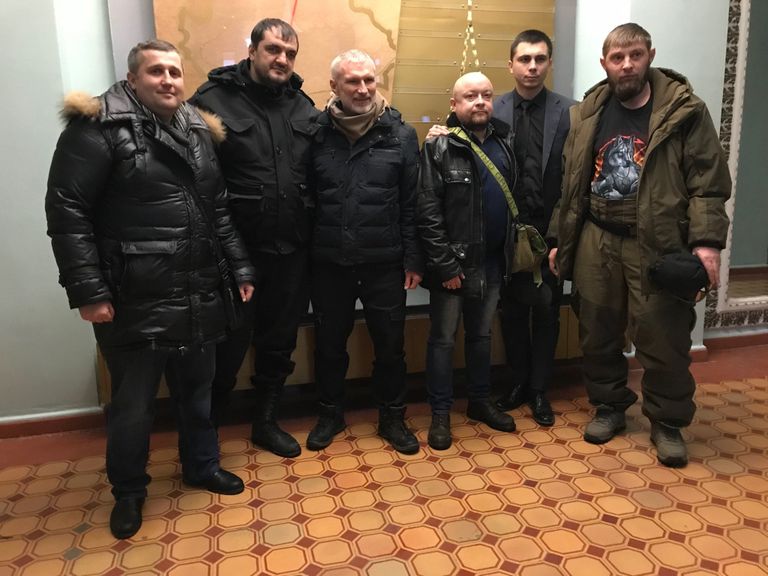 Депутат Госдумы РФ Алексей Журавлев во время встречи с командиром интернациональной бригады Пятнашка в Донецке
