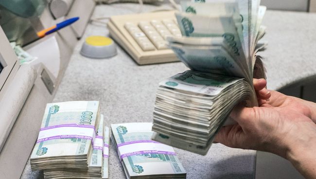 Банкноты номиналом 1000 рублей во время счетно-сортировочных работ Банкноты номиналом 1000 рублей во время счетно-сортировочных работ
