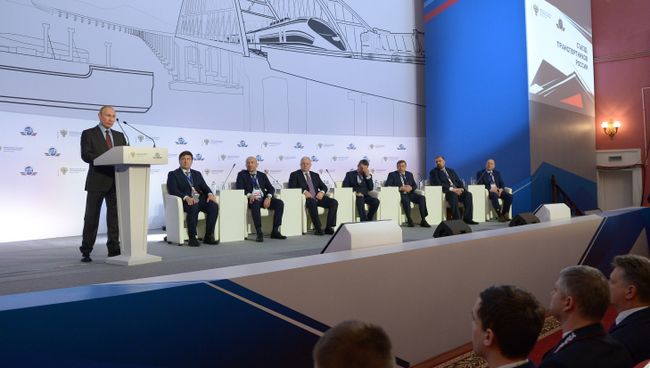 Владимир Путин выступает на пленарном заседании съезда транспортников России. 5 марта 2018 Владимир Путин выступает на пленарном заседании съезда транспортников России. 5 марта 2018