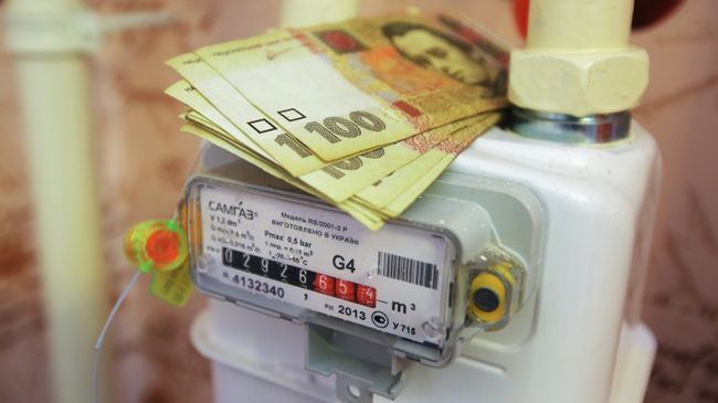 Денежные купюры Украины на газовом счетчике. Архивное фото