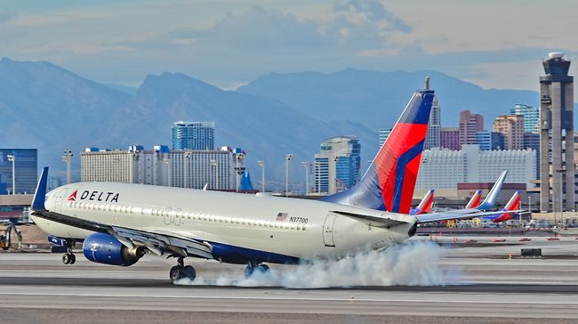 Самолет компании Delta Air Lines в США Самолет компании Delta Air Lines в США
