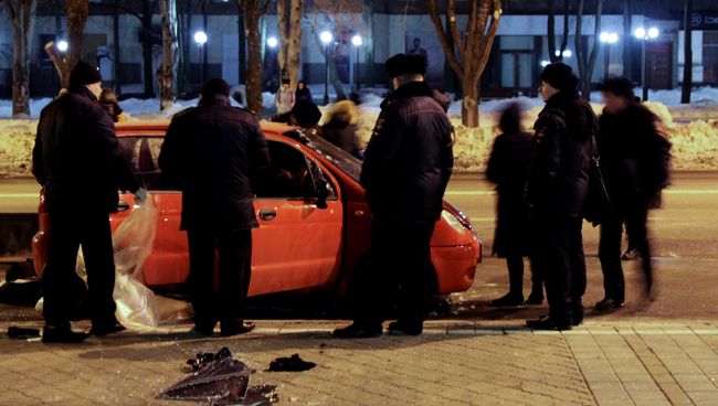 Полицейские на месте взрыва, который произошел на автостоянке неподалеку от республиканского спортивного комплекса Олимпийский в Ворошиловском районе Донецка. 5 марта 2018 Полицейские на месте взрыва, который произошел на автостоянке неподалеку от республиканского спортивного комплекса Олимпийский в Ворошиловском районе Донецка. 5 марта 2018