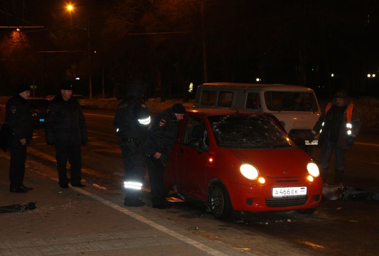 Полицейские на месте взрыва, который произошел на автостоянке неподалеку от республиканского спортивного комплекса Олимпийский в Ворошиловском районе Донецка. 5 марта 2018 Полицейские на месте взрыва, который произошел на автостоянке неподалеку от республиканского спортивного комплекса Олимпийский в Ворошиловском районе Донецка. 5 марта 2018