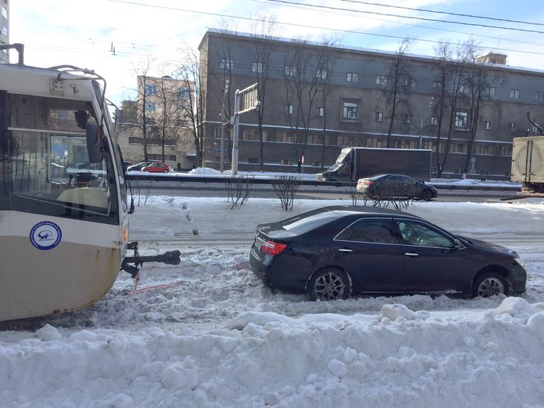 Застрявший на путях автомобиль на шоссе Энтузиастов на востоке Москвы задерживает движение трамваев. 6 марта 2018