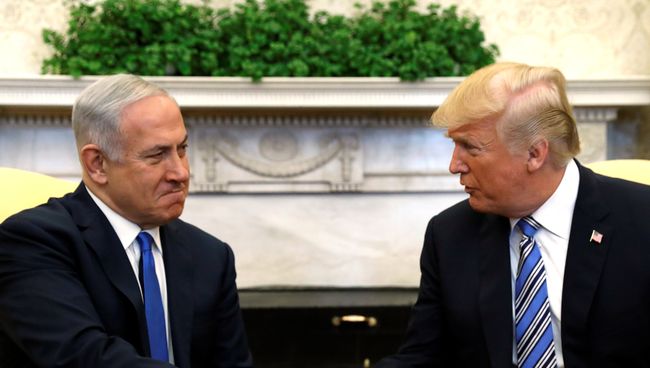 Премьер-министр Израиля Биньямин Нетаньяху с президентом США Дональдом Трампом в Овальном кабинете Белого дома в Вашингтоне, США. 5 марта 2018 Премьер-министр Израиля Биньямин Нетаньяху с президентом США Дональдом Трампом в Овальном кабинете Белого дома в Вашингтоне, США. 5 марта 2018