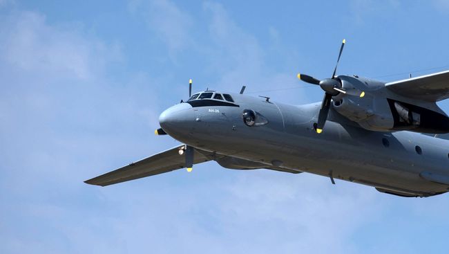 Военно-транспортный самолет Ан-26. архивное фото Военно-транспортный самолет Ан-26. архивное фото