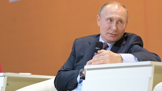 Президент РФ Владимир Путин во время участия в VI Всероссийском форуме рабочей молодежи. 6 марта 2018
