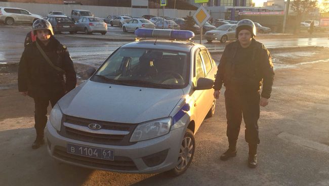 Полиция на месте, где мужчина с ножом напал на прохожих в Ростове-на-Дону. 6 марта 2018 Полиция на месте, где мужчина с ножом напал на прохожих в Ростове-на-Дону. 6 марта 2018