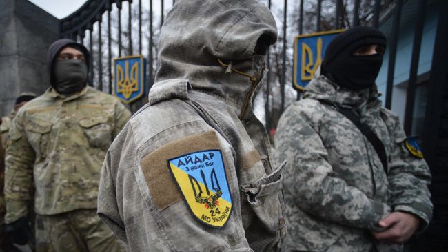 Бойцы батальона Айдар у здания Министерства обороны Украины в Киеве Бойцы батальона Айдар у здания Министерства обороны Украины в Киеве