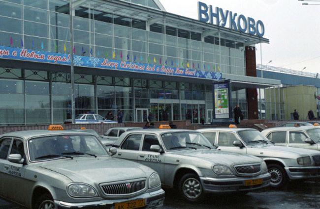 Автомобили такси у аэропорта Внуково. Автомобили такси у аэропорта Внуково.