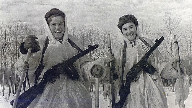 Фотография героинь – десантниц, орденоносцев Гали Метляевой и Жени Леоновой Фотография героинь – десантниц, орденоносцев Гали Метляевой и Жени Леоновой
