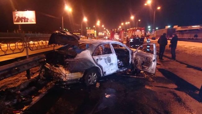 Сгоревший автомобиль Toyota на месте взрыва гранат у станции метро Лесная в Киеве Сгоревший автомобиль Toyota на месте взрыва гранат у станции метро Лесная в Киеве