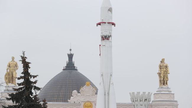 Макет ракеты-носителя «Восток» перед павильоном «Космос» на ВДНХ. Архивное фото