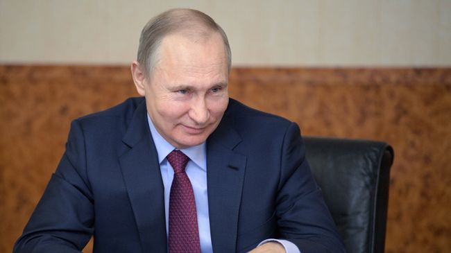 Президент РФ Владимир Путин во время встречи с женщинами-предпринимателями на Самарском булочно-кондитерском комбинате. 7 марта 2018 Президент РФ Владимир Путин во время встречи с женщинами-предпринимателями на Самарском булочно-кондитерском комбинате. 7 марта 2018