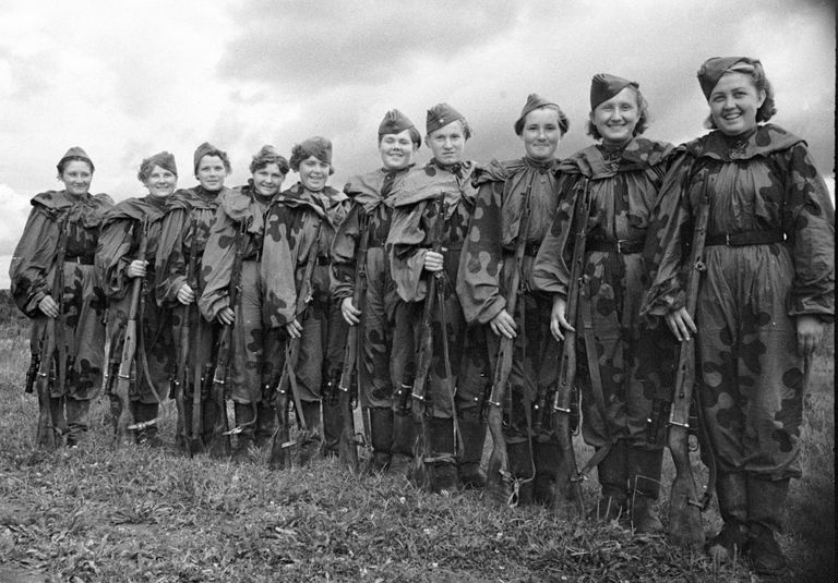 Группа девушек-снайперов, добровольцев Красной Армии. 1944 год Группа девушек-снайперов, добровольцев Красной Армии. 1944 год