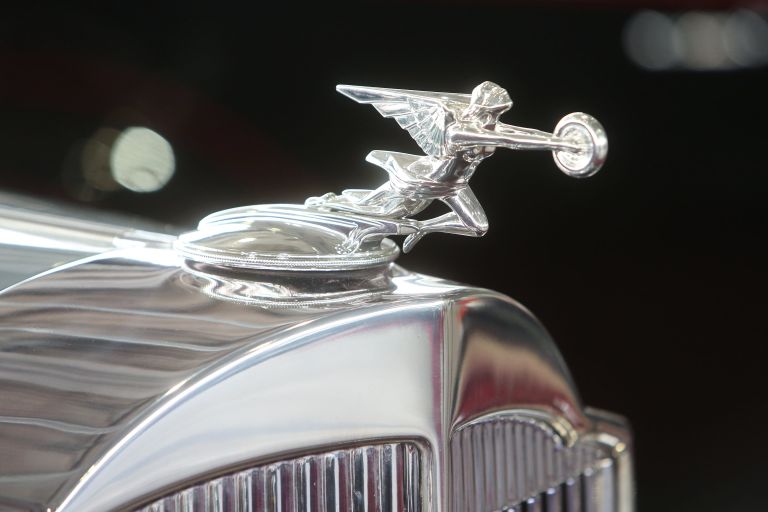 Фигура на капоте автомобиля Packard Eight 1100 - участника 27-й выставки старинных автомобилей и антиквариата Олдтаймер-Галерея в московском КВЦ Сокольники Фигура на капоте автомобиля Packard Eight 1100 - участника 27-й выставки старинных автомобилей и антиквариата Олдтаймер-Галерея в московском КВЦ Сокольники