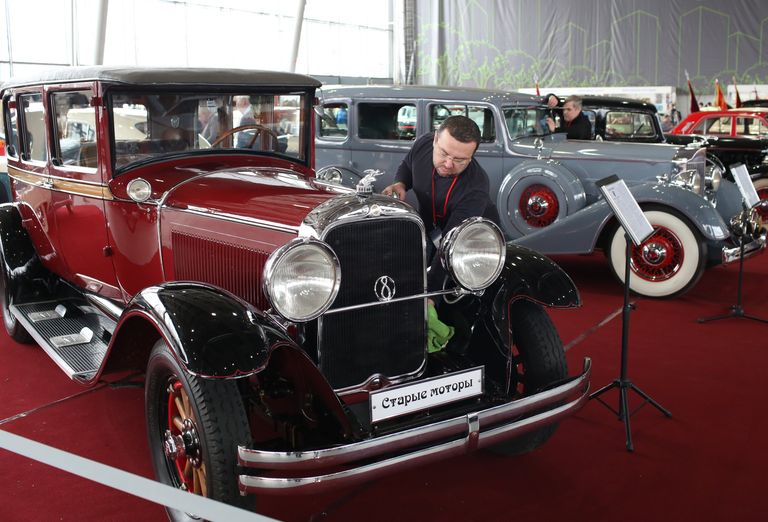 Автомобиль Studebaker President Eight на 27-й выставке старинных автомобилей и антиквариата Олдтаймер-Галерея в московском КВЦ Сокольники Автомобиль Studebaker President Eight на 27-й выставке старинных автомобилей и антиквариата Олдтаймер-Галерея в московском КВЦ Сокольники