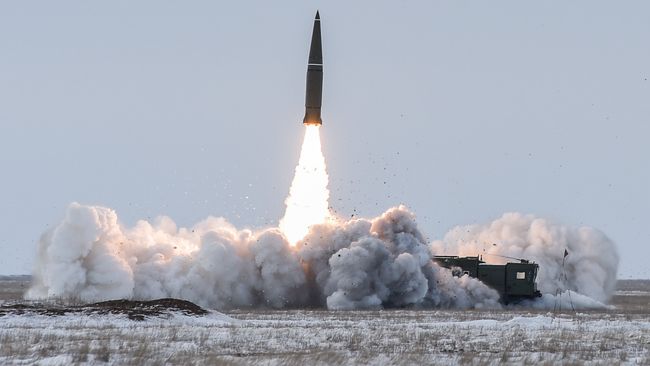 Пуск баллистической ракеты оперативно-тактического ракетного комплекса (ОТРК) Искандер-М с полигона Капустин Яр в Астраханской области. Архивное фото Пуск баллистической ракеты оперативно-тактического ракетного комплекса (ОТРК) Искандер-М с полигона Капустин Яр в Астраханской области. Архивное фото