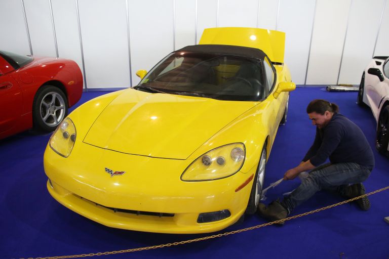 Автомобиль Chevrolet Corvette C6 на 27-й выставке старинных автомобилей и антиквариата Олдтаймер-Галерея в московском КВЦ Сокольники Автомобиль Chevrolet Corvette C6 на 27-й выставке старинных автомобилей и антиквариата Олдтаймер-Галерея в московском КВЦ Сокольники
