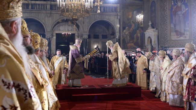 Патриарх Московский и всея Руси Кирилл и патриарх Болгарский, митрополит Софийский Неофит во время божественной литургии в кафедральном соборе князя Александра Невского в Софии Патриарх Московский и всея Руси Кирилл и патриарх Болгарский, митрополит Софийский Неофит во время божественной литургии в кафедральном соборе князя Александра Невского в Софии
