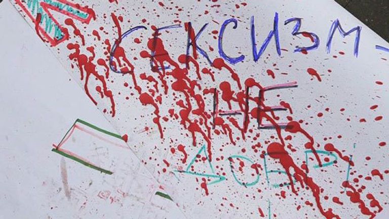 В центре Ужгорода на Театральной площади неизвестные напали на участников акции по защите прав женщин. 8 марта 2018