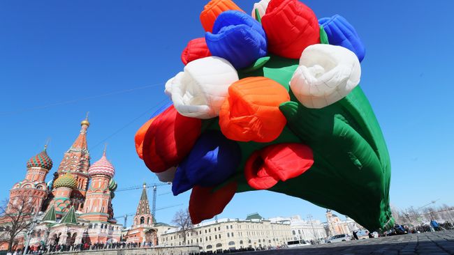 Воздушный шар в виде букета тюльпанов в Москве