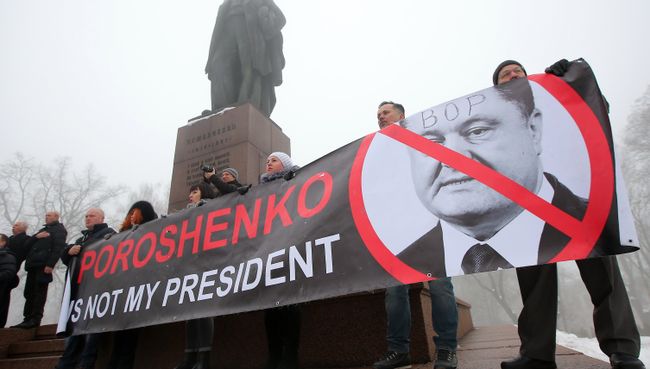 Участники акции протеста против Петра Порошенко у памятника Тараса Шевченко в Киеве. 9 марта 2018 Участники акции протеста против Петра Порошенко у памятника Тараса Шевченко в Киеве. 9 марта 2018