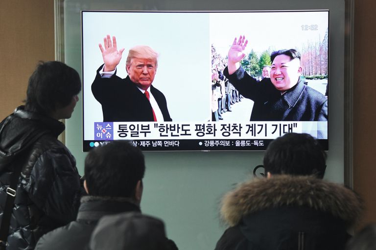 Трансляция новостей про будущую встречу президента США Дональда Трампа и лидера КНДР Ким Чен Ына. 9 марта 2018 