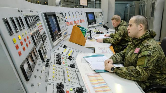 Военнослужащие во время боевого дежурства в приборном зале радиолокационной станции Военнослужащие во время боевого дежурства в приборном зале радиолокационной станции