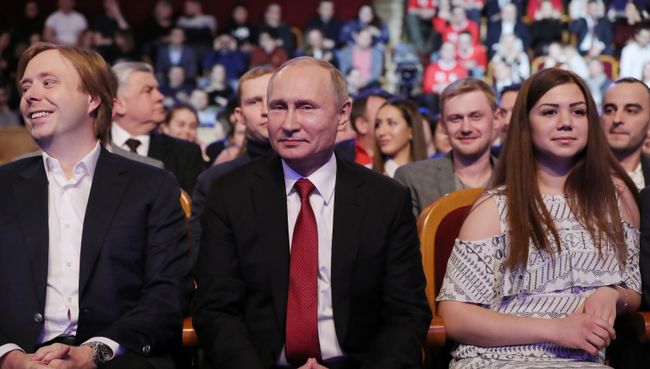 Владимир Путин во время посещения игры 1/8 финала Высшей лиги КВН. 9 марта 2018 Владимир Путин во время посещения игры 1/8 финала Высшей лиги КВН. 9 марта 2018