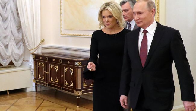 Президент РФ Владимир Путин и журналист американского телеканала NBC Мегин Келли перед началом интервью в Кремле. 1 марта 2018 Президент РФ Владимир Путин и журналист американского телеканала NBC Мегин Келли перед началом интервью в Кремле. 1 марта 2018