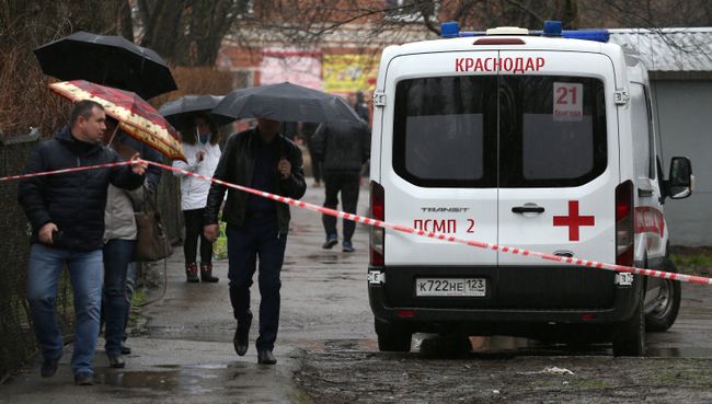 Автомобиль скорой помощи рядом с жилым домом на Славянской улице в Краснодаре, где произошел взрыв газа. 10 марта 2018 Автомобиль скорой помощи рядом с жилым домом на Славянской улице в Краснодаре, где произошел взрыв газа. 10 марта 2018
