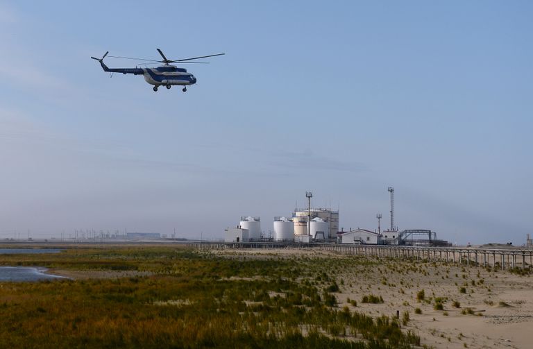Вертолет МИ-8 компании Газпромавиа заходит на посадку в аэропорт поселка Варандей, расположенного на побережье Карского моря в Ненецком автономном округе Вертолет МИ-8 компании Газпромавиа заходит на посадку в аэропорт поселка Варандей, расположенного на побережье Карского моря в Ненецком автономном округе