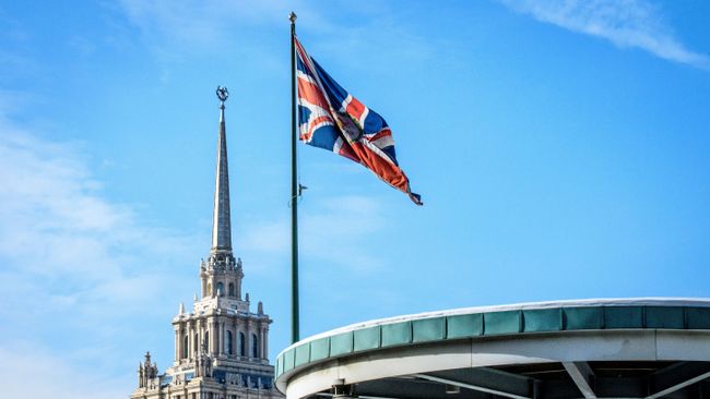 Флаг Великобритании у здания посольства в Москве. Архивное фото
